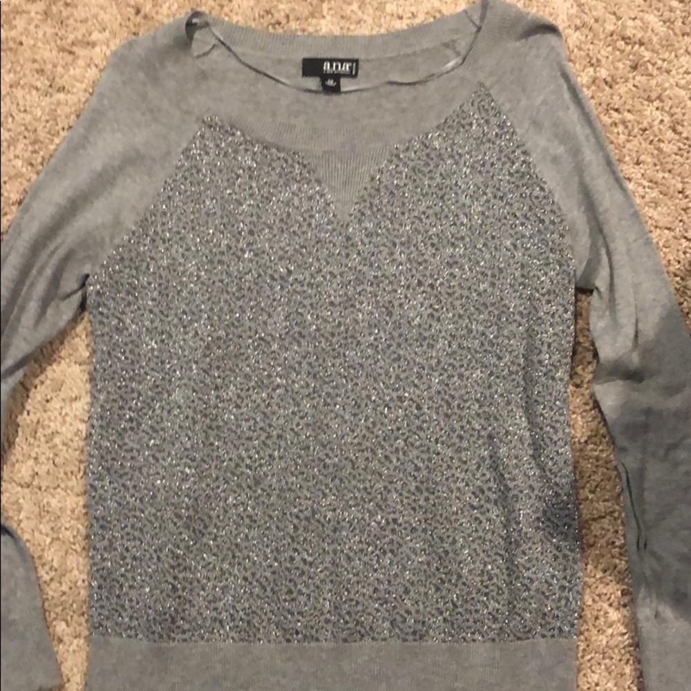 Grey light sweater with cheetah print details